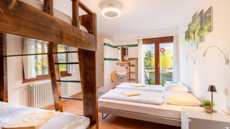 Kleines Zimmer mit Etagenbetten im Gruppenhaus Bamboohouse Motel Riazzino