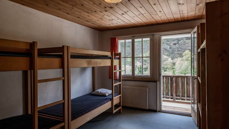 Kleines Zimmer mit Etagenbetten in der Gruppenunterkunft Casa Clau, Rueun