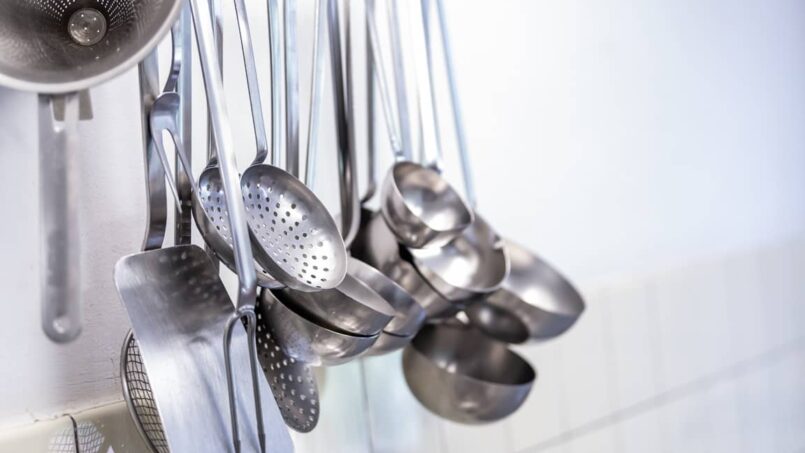 Stainless steel kitchen utensils Casa Clau Gruppenunterkunft Rueun