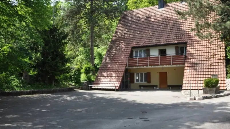 Gruppenhaus Pfadiheim Rothburg in Aarburg umgeben von Waldgebiet