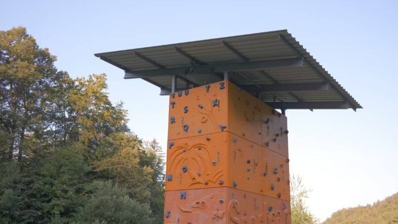 Gruppenunterkunft-CVJM-Zentrum-Hasliberg-Jugendhäuser-Kletterwand-im-Waldgebiet