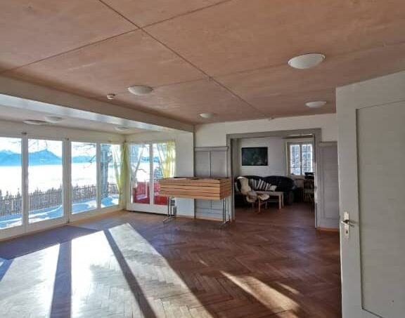 Leeres Gruppenhaus Sunnehüsli in Vitznau mit Holzboden und Seeblick