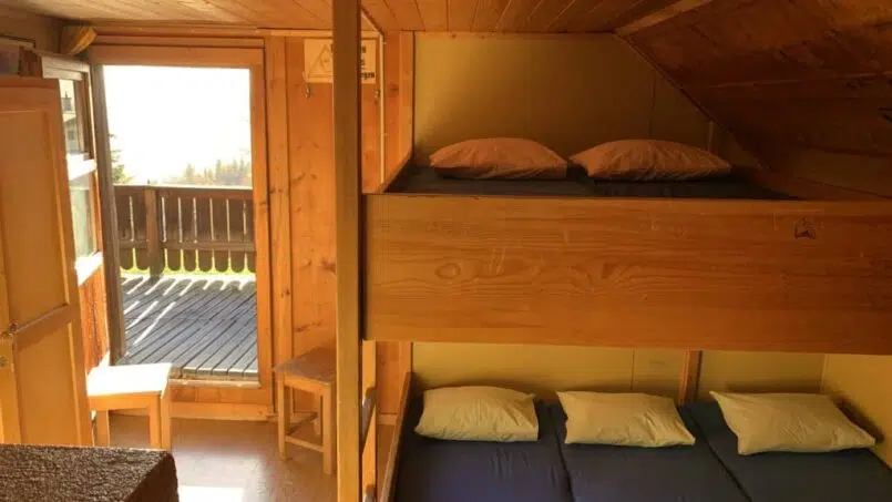 Gruppenunterkunft-Holzhütte-Ski-und-Ferienhaus-Sunneschy-Flumserberg-Etagenbett-Fenster