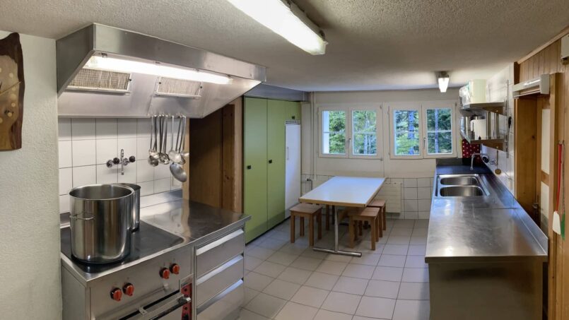Gruppenunterkunft Ferienhaus Kaisten Rickenbach Küche mit Herd und Waschbecken