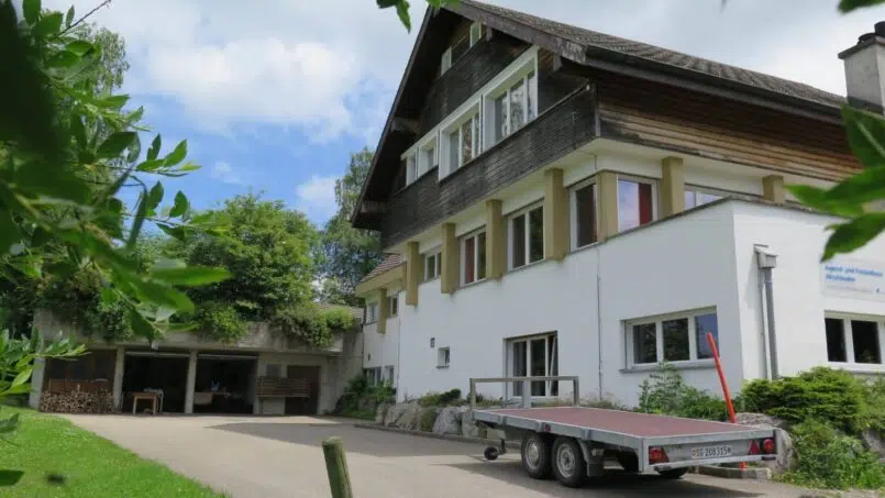 Gruppenunterkunft Haus Hirschboden Gais weißes braunes Haus LKW vor dem Haus
