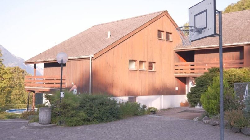 Gruppenunterkunft-CVJM-Zentrum-Hasliberg-Jugendhäuser-mit-Basketballkorb