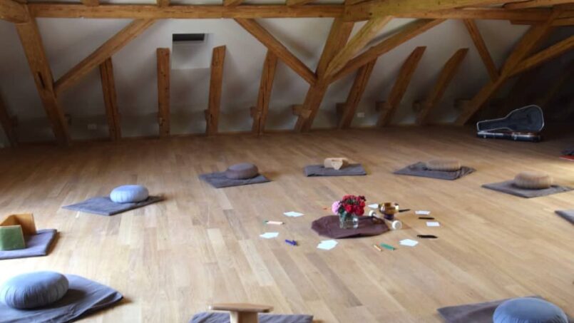 Gruppenhaus Villa Jugend Aarburg Raum mit vielen Kissen auf dem Boden