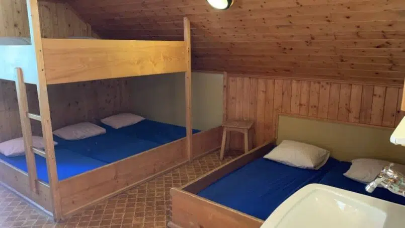 Gruppenunterkunft-Schlafsaal-im-Ski-und-Ferienhaus-Sunneschy-Flumserberg-mit-Kajütenbetten-und-Waschbecken