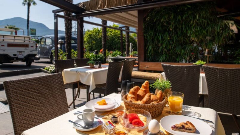 Frühstück im Restaurant des Bamboohouse Motel Riazzino mit Blick auf die Berge - Gruppenhaus in Riazzino
