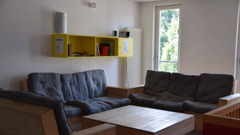 Gruppenhaus Villa Jugend Aarburg Wohnzimmer mit Couches und Tisch