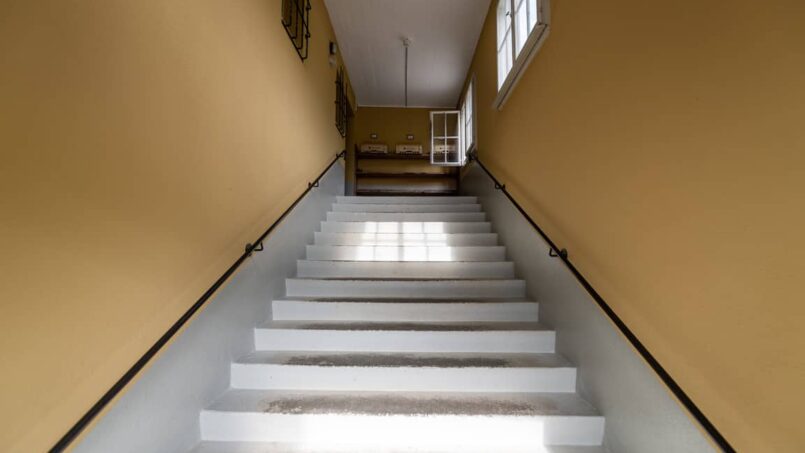 Gruppenunterkunft Casa Clau Rueun Gelbe Zimmer Treppe