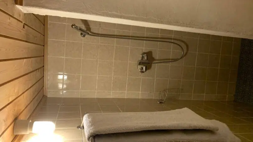 Kleines Badezimmer im Gruppenhaus Ski- und Ferienhaus Sunneschy in Flumserberg mit Handtuch an der Wand