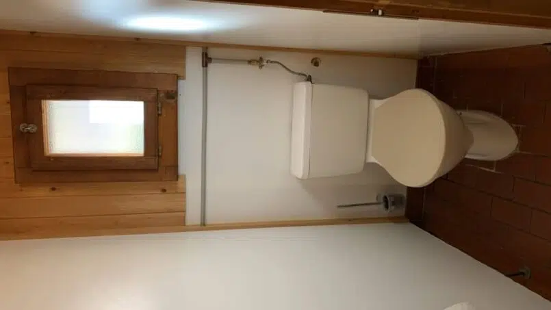 Gruppenunterkunft Ski- und Ferienhaus Sunneschy Flumserberg kleines Bad mit Toilette und Fenster