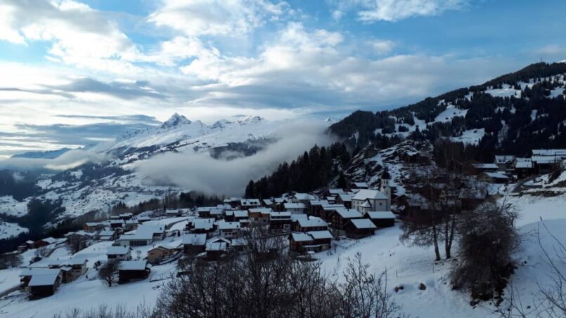 Casa Sentupada Gruppenunterkunft in winterlichem Siat Dorf umgeben von verschneiten Bergen