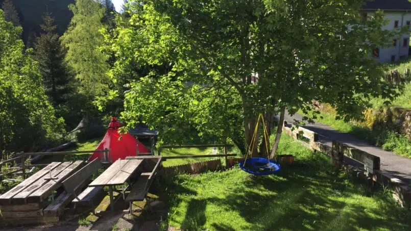Gruppenunterkunft Ferienhaus RIMONA in Rigi-Klösterli mit grüner Wiese, Bank und Baum