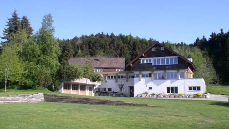 Gruppenunterkunft Hirschboden in Gais - grosses grünes Grasfeld