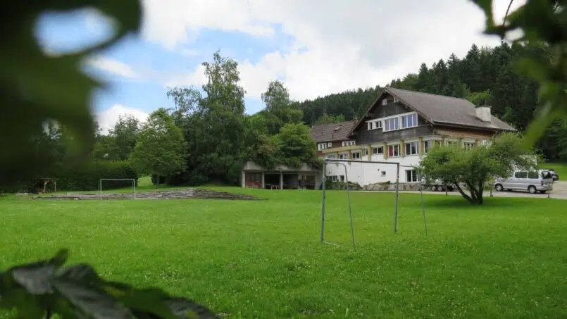 Gruppenunterkunft Haus Hirschboden in Gais umgeben von grünen Wiesen