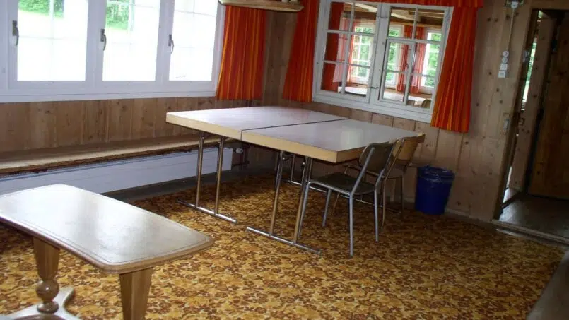 Gruppenunterkunft Hirschboden Gais - Zimmer mit Tisch und Stühlen