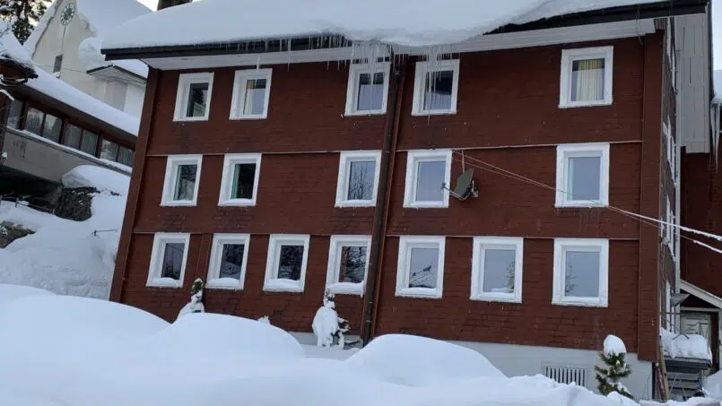 Ferienhaus RIMONA, Gruppenunterkunft in Rigi-Klösterli, Haus bedeckt mit Schnee
