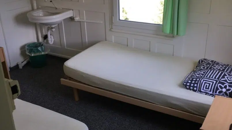 Zweibettzimmer mit Waschbecken im Ferienhaus RIMONA, Gruppenunterkunft in Rigi-Klösterli