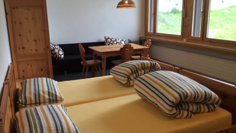 Kleines Zimmer mit Bett und Tisch in der Gruppenunterkunft Casa Sentupada in Siat