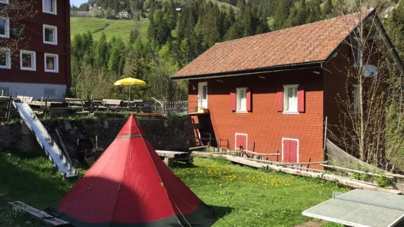Rotes Ferienhaus RIMONA mit grünem Dach in Rigi-Klösterli als Gruppenunterkunft