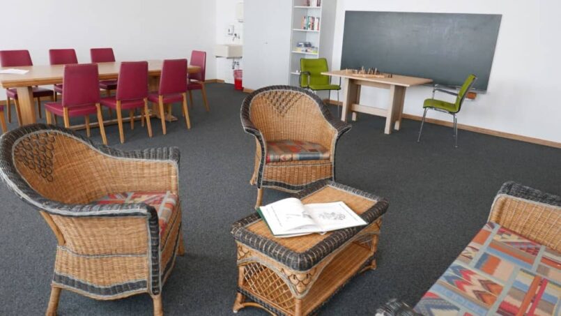 Gruppenunterkunft Casa Sentupada Siat - Raum mit Korb-Stühlen, Tisch und Tafel