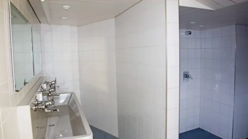 Gruppenunterkunft Hirschboden Gais - Badezimmer mit zwei Waschbecken und Spiegel