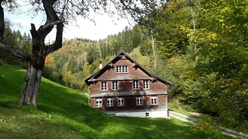 Gruppenunterkunft Haus Storchenegg Steg Tösstal - Holzhaus auf grünem Hügel