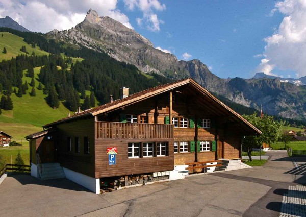 Holzchalet Gruppenunterkunft Hari's Chalets Nr. 1 - 6 in Adelboden vor Bergkulisse