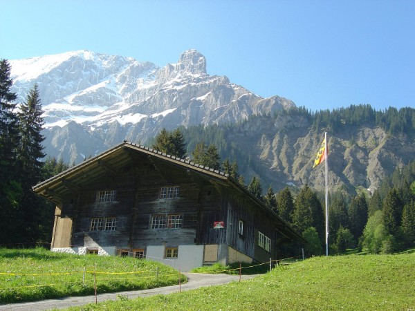 Gruppenunterkunft Hari's Chalets Nr 1-6 Adelboden mit Bergpanorama im Hintergrund
