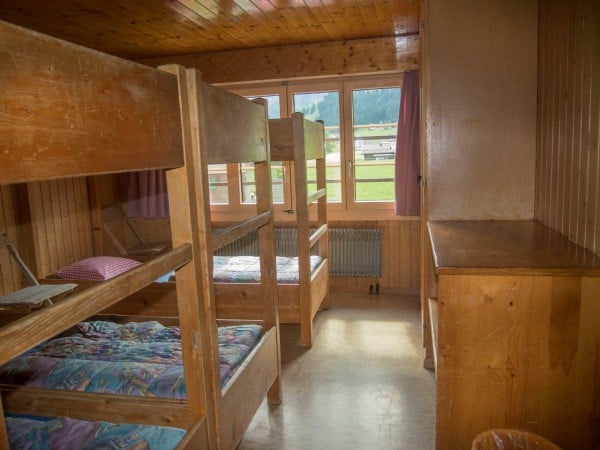 Gruppenunterkunft Hari's Chalets Nr.1-6 in Adelboden - Zimmer mit Etagenbetten und Fenster