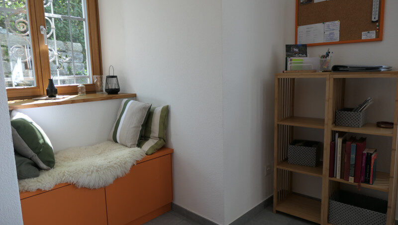 Kleines Zimmer mit Fenster und Bücherregal im Gruppenhaus La Pineta in Locarno