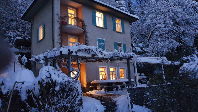 Gruppenhaus La Pineta in Locarno Winterlandschaft nachts beleuchtet