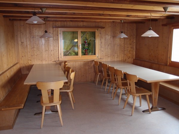 Gruppenhaus Naturfreundehaus Sonnenberg Egg SZ Holz-Esszimmer mit Tischen und Stühlen