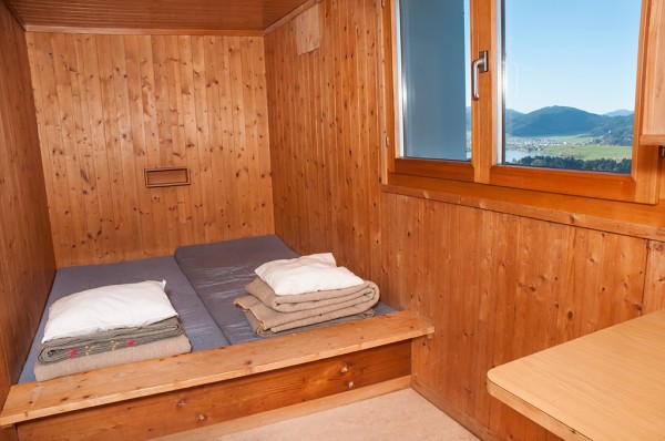 Kleines Zimmer mit Bett und Fenster im Gruppenhaus Naturfreundehaus Sonnenberg in Egg SZ