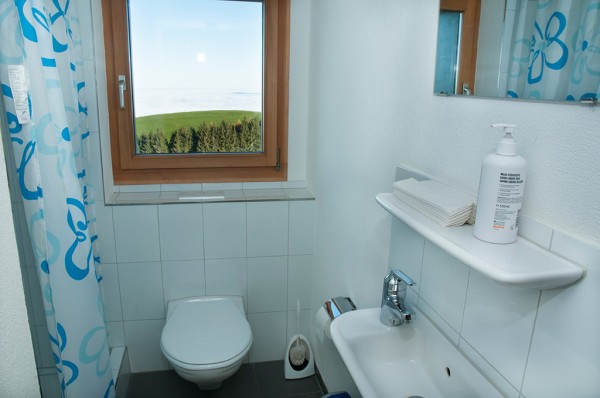Gruppenhaus Naturfreundehaus Sonnenberg Egg SZ Badezimmer mit Toilette und Fenster