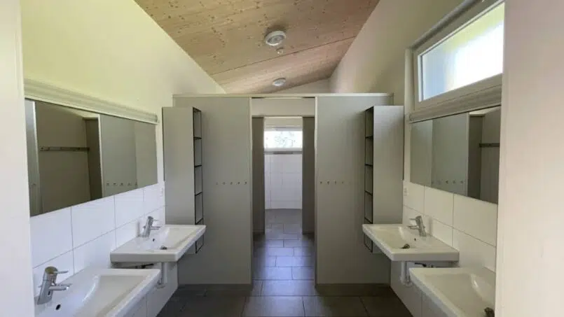 Clubhaus Alt St. Johann Gruppenunterkunft Bad mit zwei Waschbecken und Spiegeln