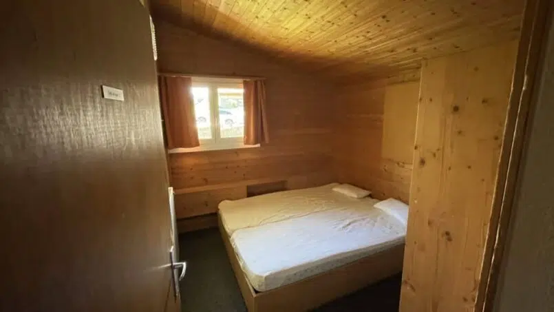 Gruppenunterkunft Clubhaus Alt St. Johann mit gemütlichen Betten im Alpenchalet-Zimmer
