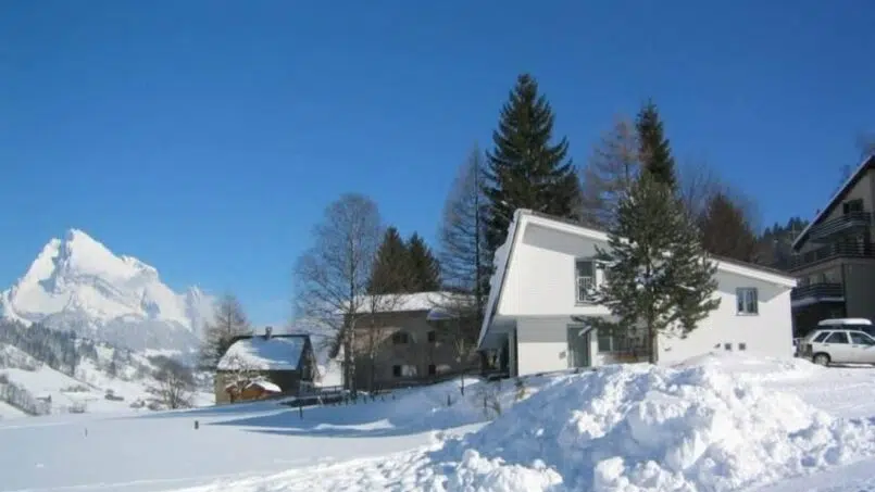 Gruppenunterkunft Clubhaus Alt St. Johann Winterlandschaft mit Schneehaus und Berg im Hintergrund