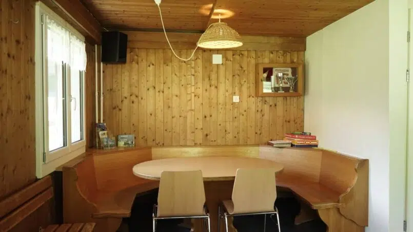 Kleine Küche mit Holztisch und Stühlen im Gruppenhaus Clubhaus Alt St. Johann