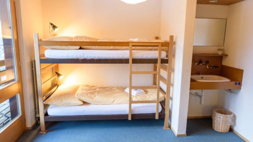 Kleines Zimmer mit Etagenbetten und Waschbecken in der Gruppenunterkunft CVJM Zentrum Hasliberg - Gästehaus in Hasliberg Hohfluh