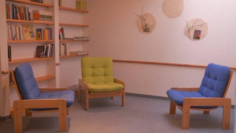 Gruppenunterkunft-CVJM-Zentrum-Hasliberg-Gästehaus-Leseecke-mit-drei-Stühlen-und-Bücherregal