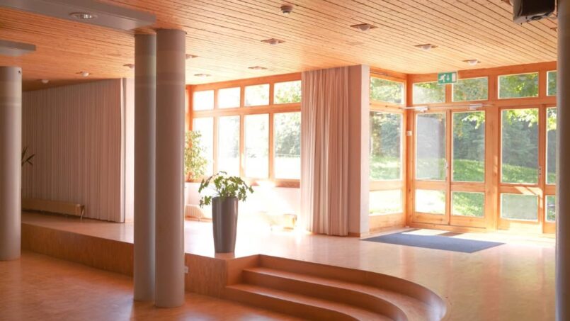 Grosser Raum im Gästehaus CVJM Zentrum Hasliberg, Gruppenunterkunft in Hasliberg Hohfluh mit Holzboden und -säulen