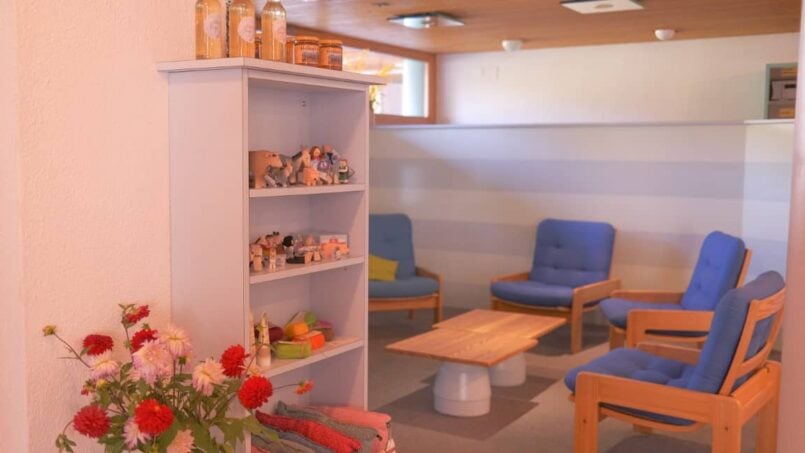 Kleines Zimmer mit Stühlen und Regal in der Gruppenunterkunft CVJM Zentrum Hasliberg Gästehaus, Hasliberg Hohfluh