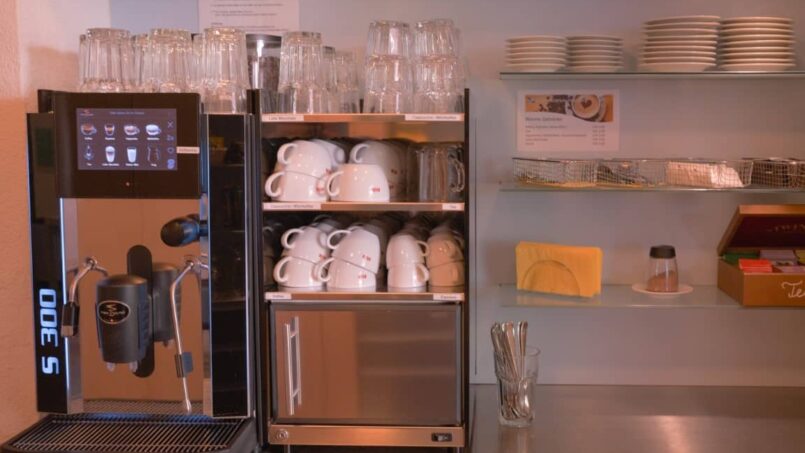 Kaffeemaschine in der Küche der Gruppenunterkunft CVJM Zentrum Hasliberg Gästehaus in Hasliberg Hohfluh