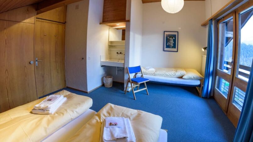 Zwei-Bett-Zimmer-mit-Schreibtisch-im-CVJM-Zentrum-Hasliberg-Gästehaus-Gruppenunterkunft