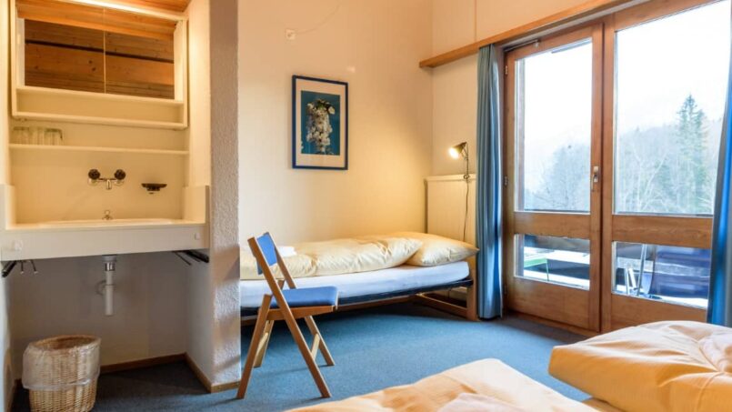 Zwei-Bett-Zimmer-im-Gästehaus-CVJM-Zentrum-Hasliberg-Gruppenunterkunft