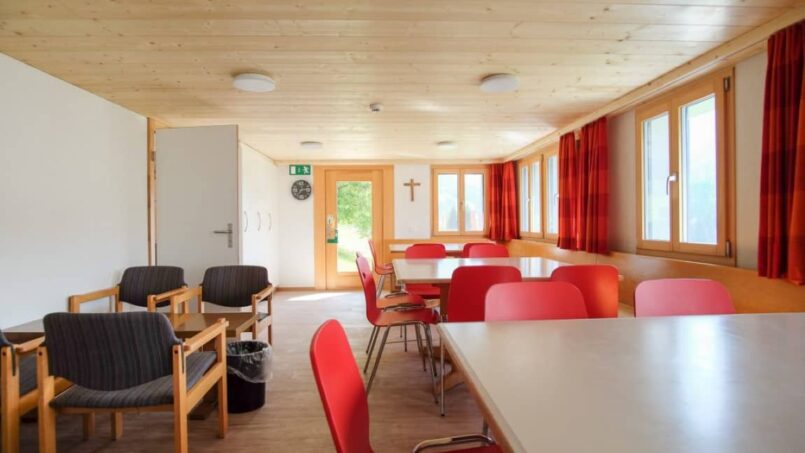Gruppenunterkunft CVJM Ferienheim Rothornblick in Flühli, Raum mit Tischen und Stühlen