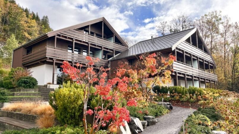 Gruppenunterkunft-CVJM-Zentrum-Hasliberg-Ferienhotel-Engelhorn-Haus-inmitten-von-Bäumen-und-Büschen